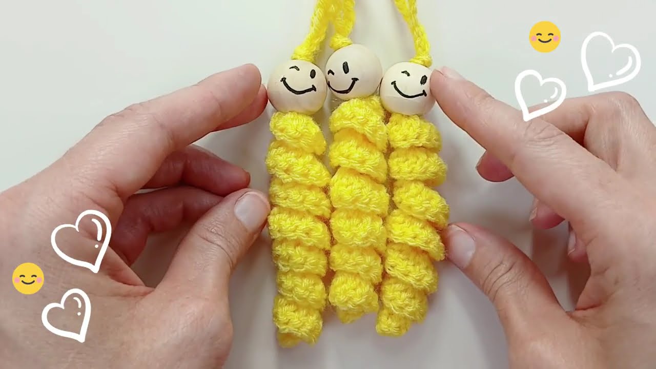💛 Очень мило! Вам просто необходимо связать этого тревожного червячка с улыбающейся мордочкой 🧶😊