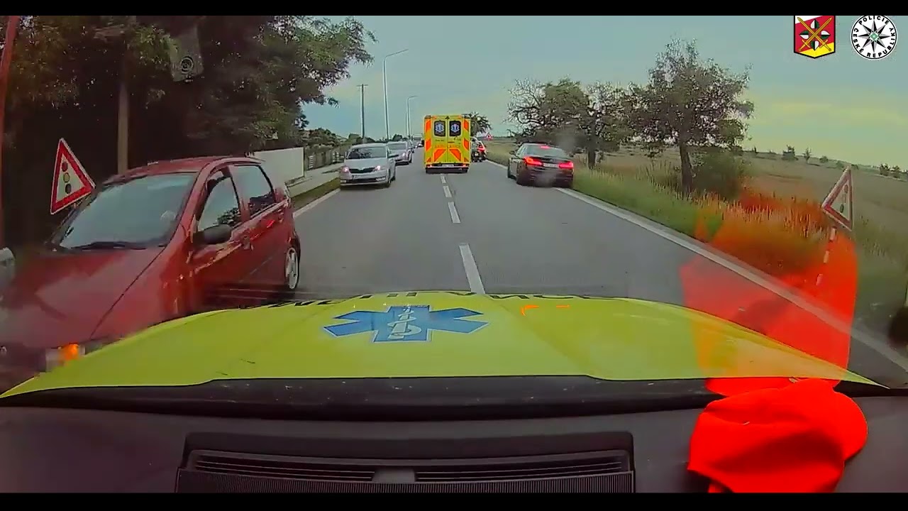 MOTORKÁŘ NABOURAL DO VOZU ZÁCHRANNÉ SLUŽBY A Z MÍSTA NEHODY ODJEL
