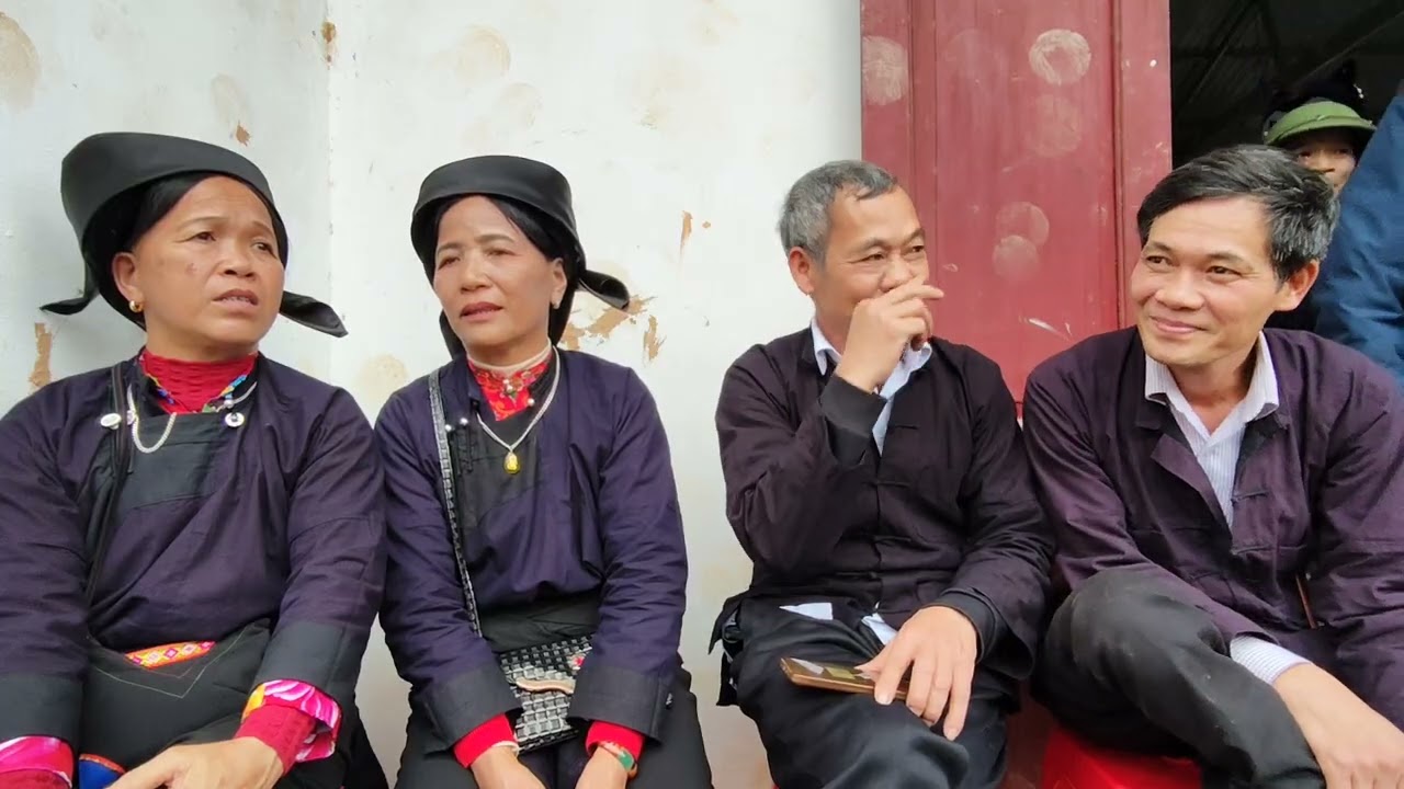 Các bạn trai trẻ gái đẹp hát dân ca đối đáp ngày Hội lồng tồng Bản chúc 