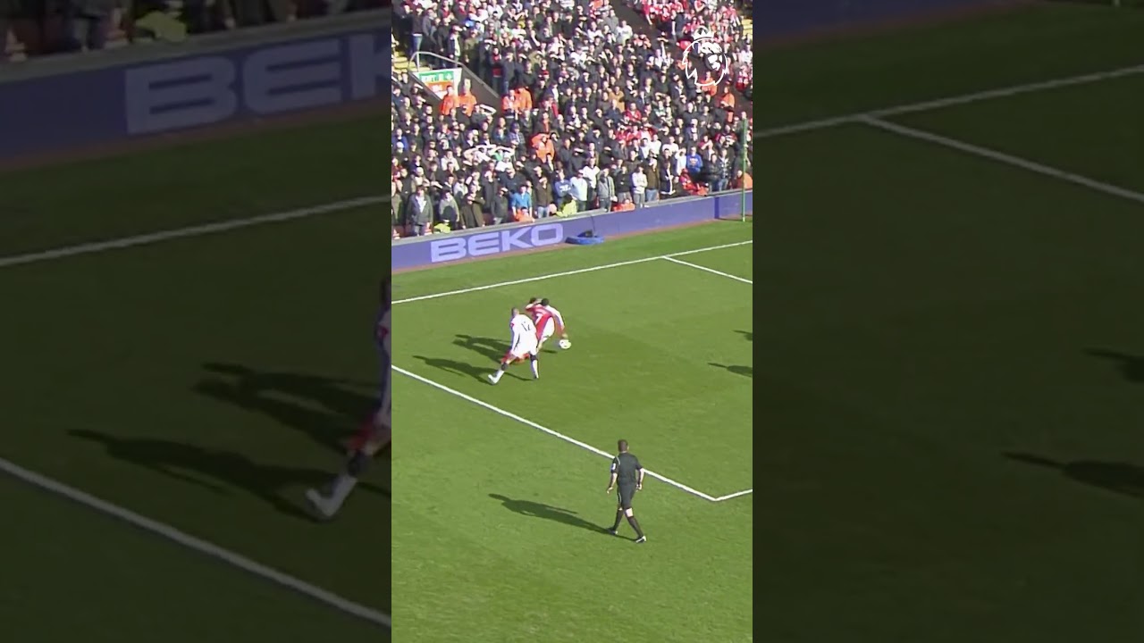 Kuyt steals Suarez's goal 😂