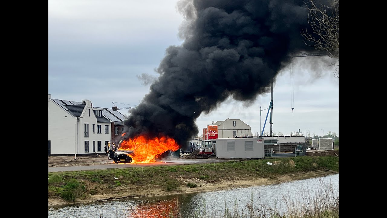 Bestelbus uitgebrand op bouwterrein de Ydenhoogte in Hardenberg