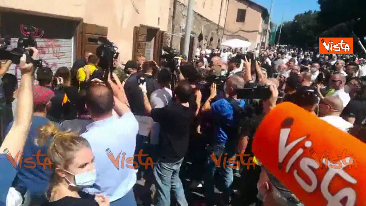 Circo Massimo, il leader romano di Forza Nuova aggredisce ultrà della Curva Sud durante l'intervista