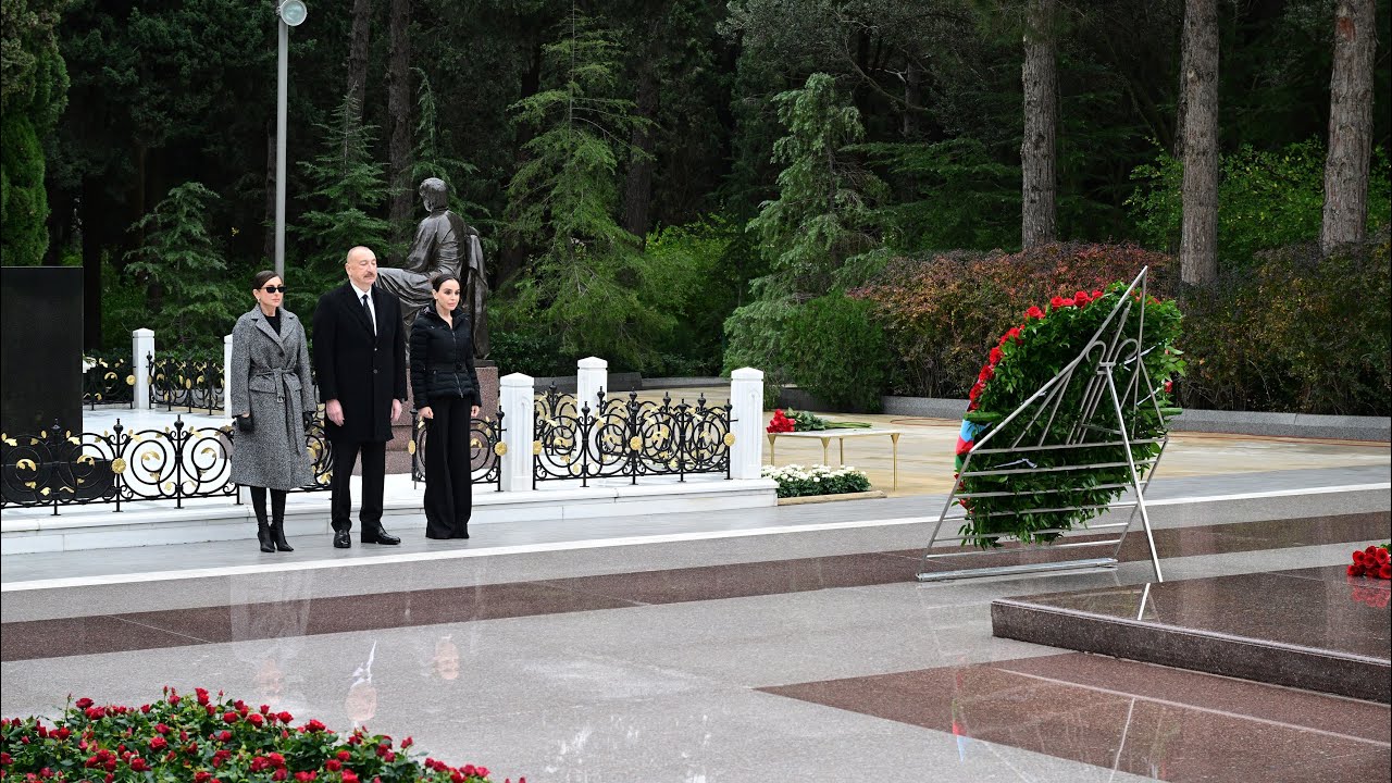 Prezident və birinci xanım Ümummilli Lider Heydər Əliyevin məzarını ziyarət ediblər