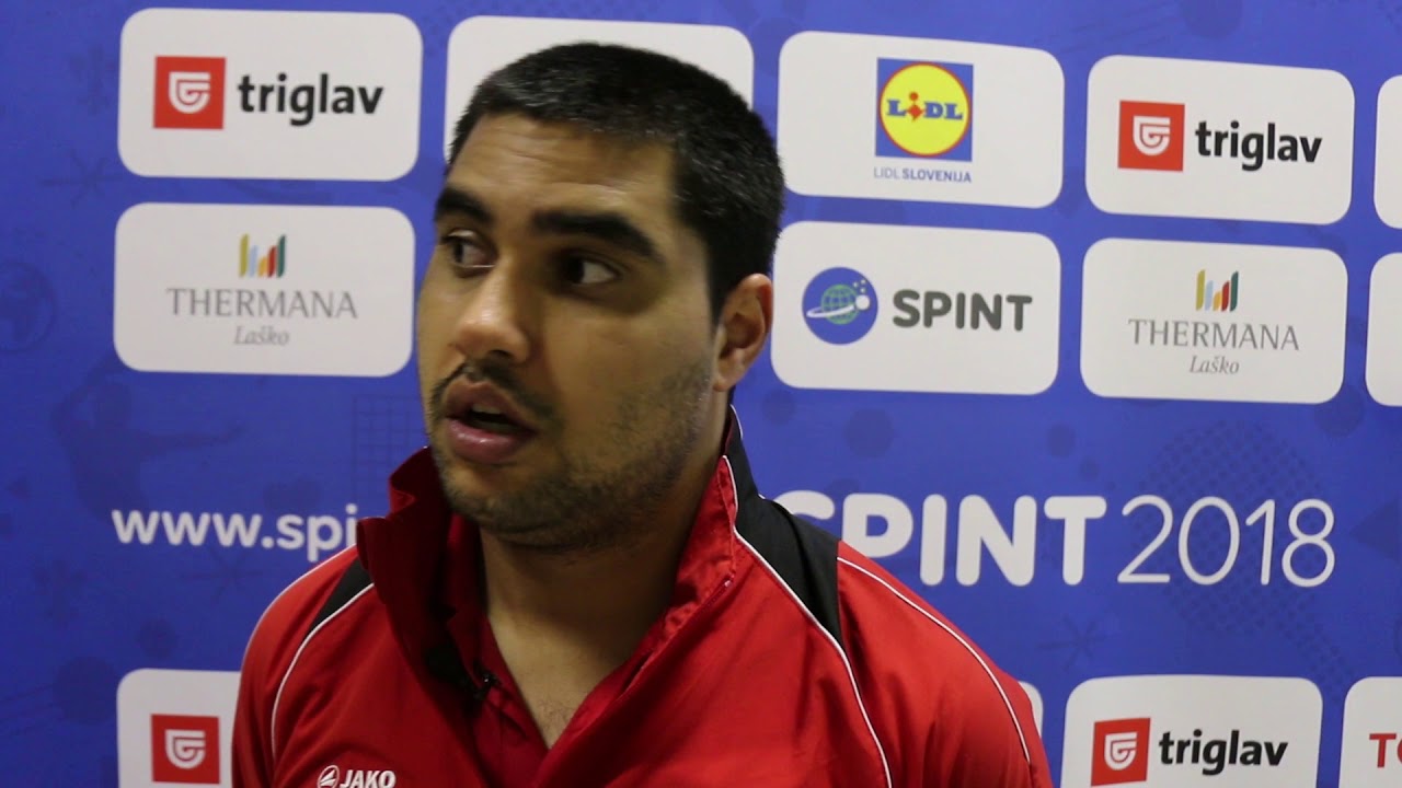 Florian Van Acker speelt de halve finale van het WK para table tennis