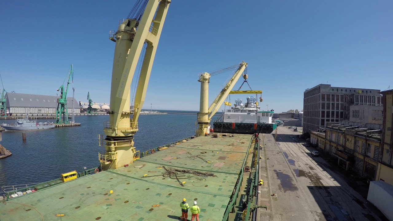 Jumbo lifts and transports the world's largest delivery of feed barges