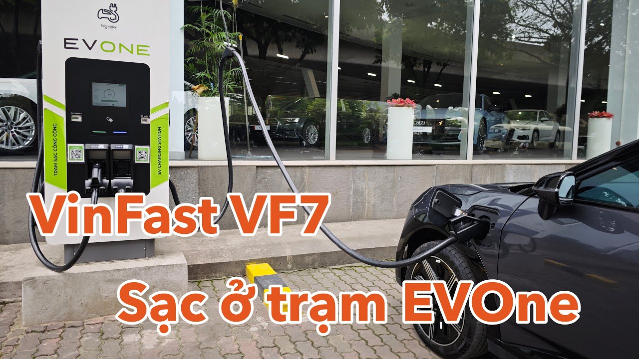 Mang VinFast VF7 đi sạc thử ở EVone Audi Hà Nội