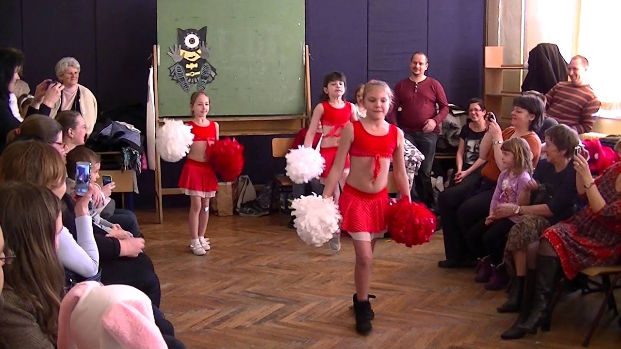 Lázár Vilmos Általános Iskola - 2016. Farsang - 2.B , pom-pom lányok