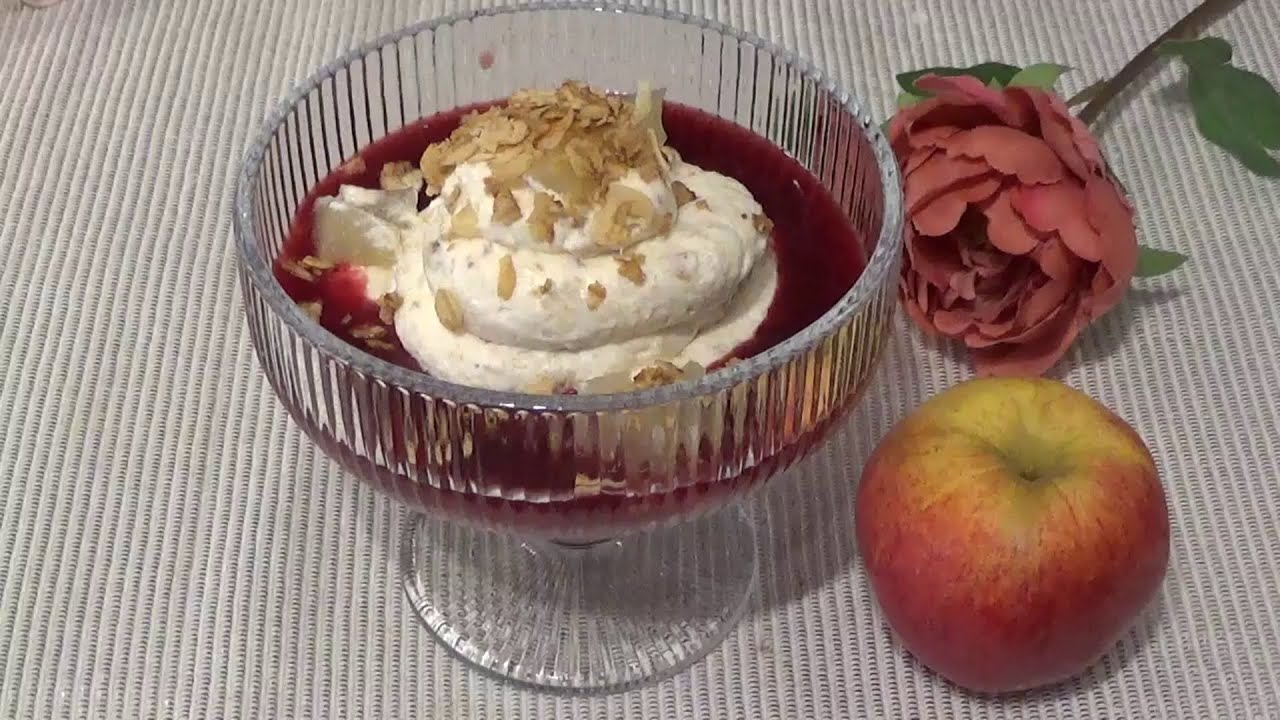 Ābolu- auzu pārslu krēms ar ķīseli. Apple- oatmeal dessert.