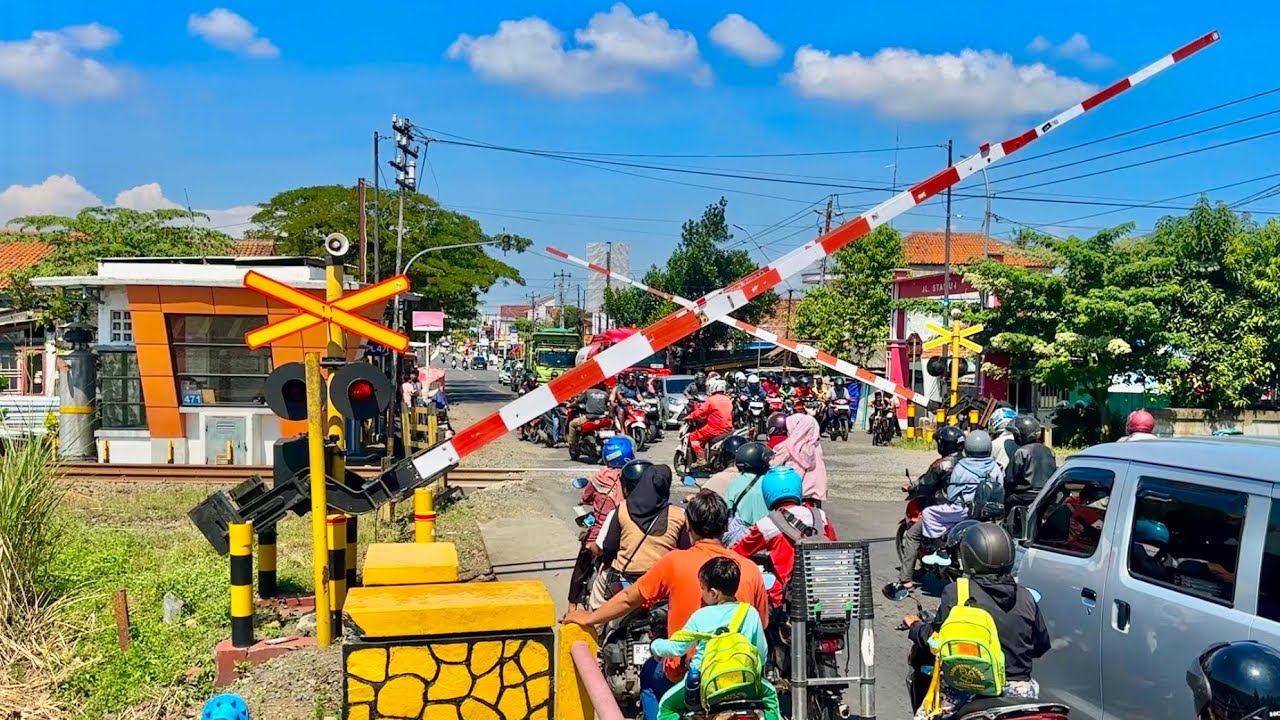 Perlintasan Kereta Api Maos Lintas Provinsi Cilacap, Jawa Tengah
