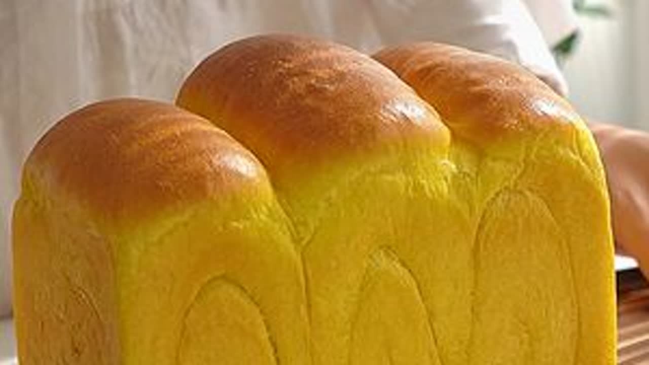 秋冬就得用南瓜做金灿灿的面包吐司🎃 所需食材：可做一个450g的吐司牛奶28g，全蛋50g，糖20g，盐2.5g，酵母2.5g，南瓜泥135g，高筋面粉250g，奶粉10g，黄油20g#南...