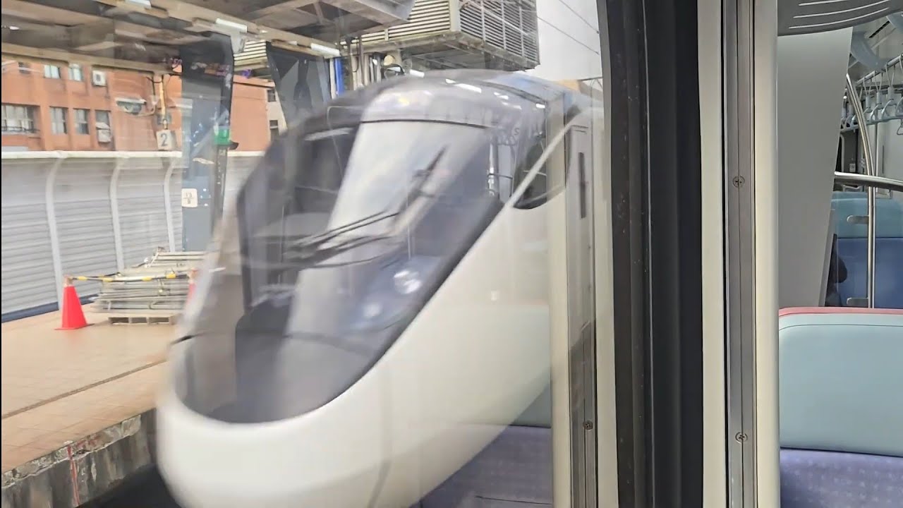 408次樹林開往台東的EMU3000型十二輛編組EMU3035皮蛋豆腐騰雲號綠色帶新城際自強號列車，和111次七堵開往枋寮的EMU3000型十二輛編組EMU3030皮蛋豆腐騰雲號綠色帶新城際自強號列車