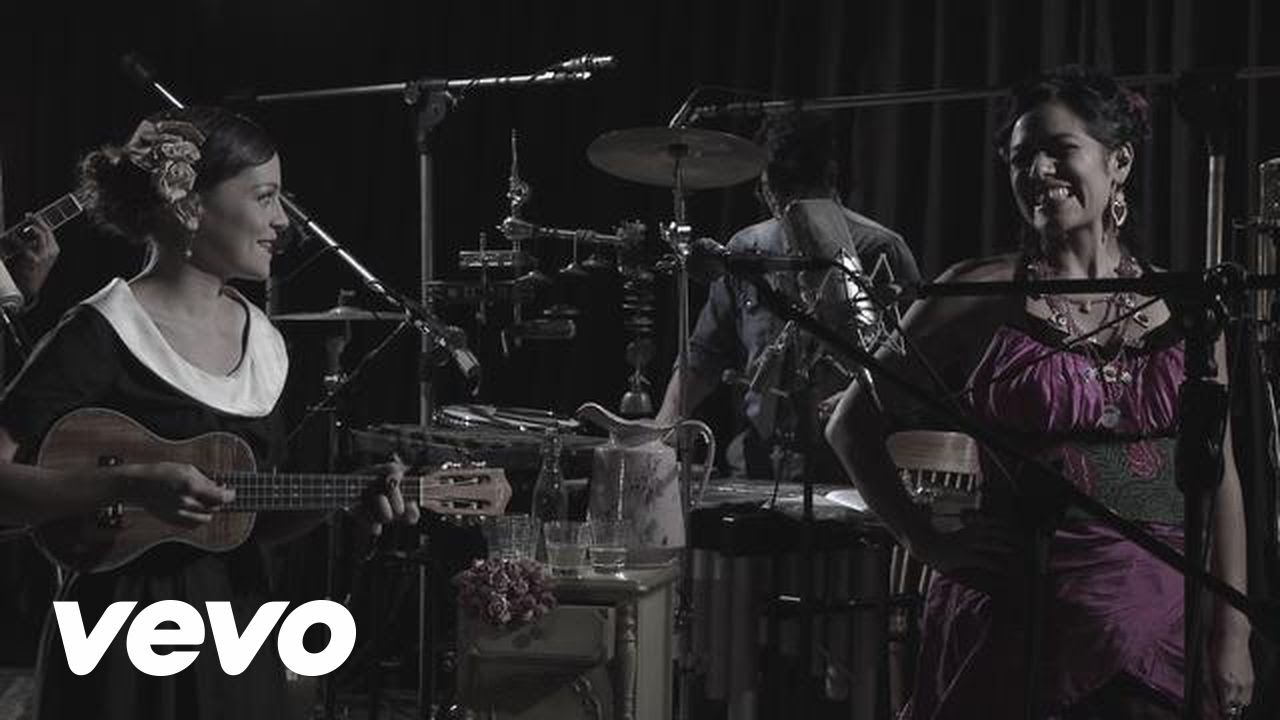 Natalia Lafourcade - La Fugitiva (En Vivo) ft. Lila Downs