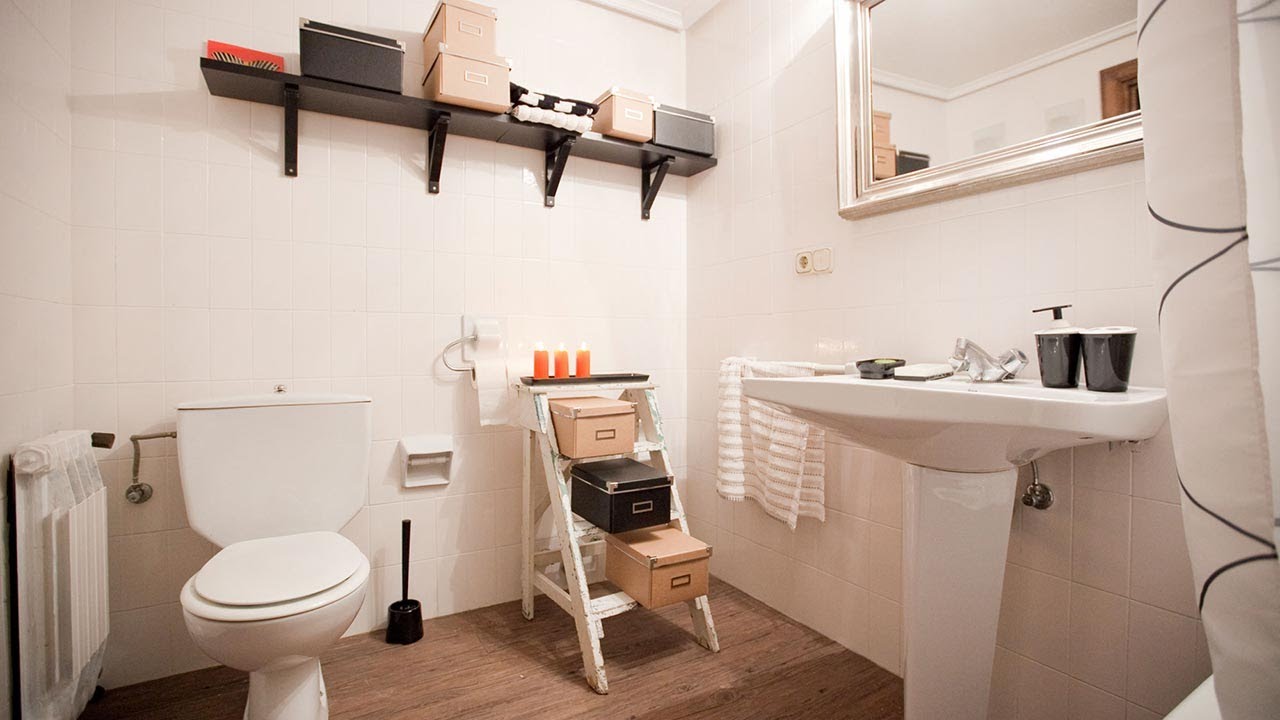 Renovar un CUARTO DE BAÑO oscuro y desordenado, ¡SIN HACER OBRA! 🤩 - Programa completo - Decogarden