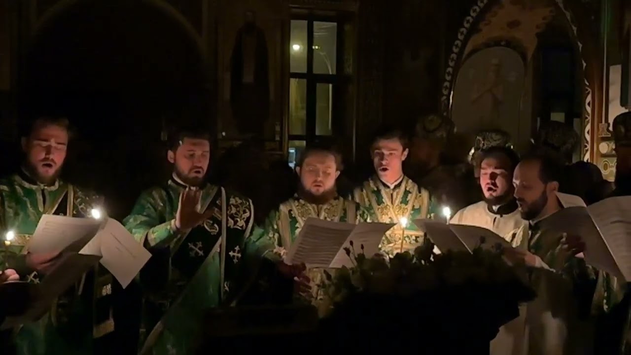 Пение покаянных тропарей во время воскресной соборной всенощной в лаврском храме #УПЦ