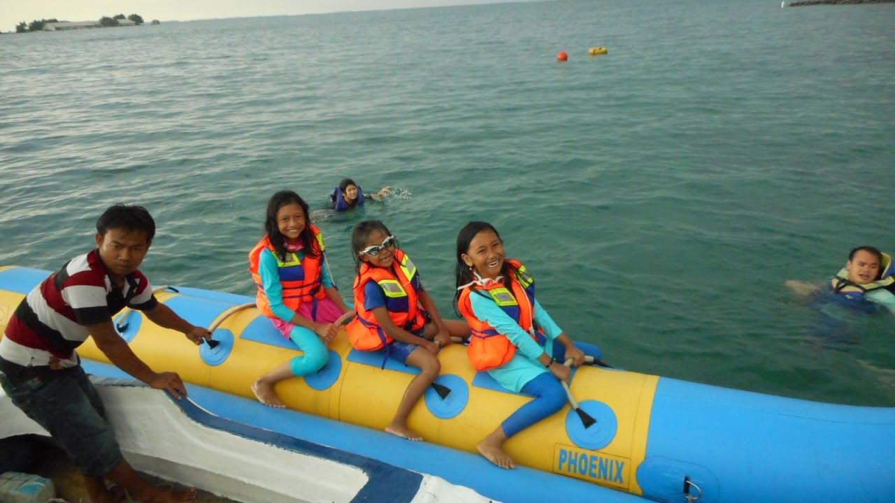 Mentari&Cathy dan Lidya naik Banana Boat di Pulau Pramuka