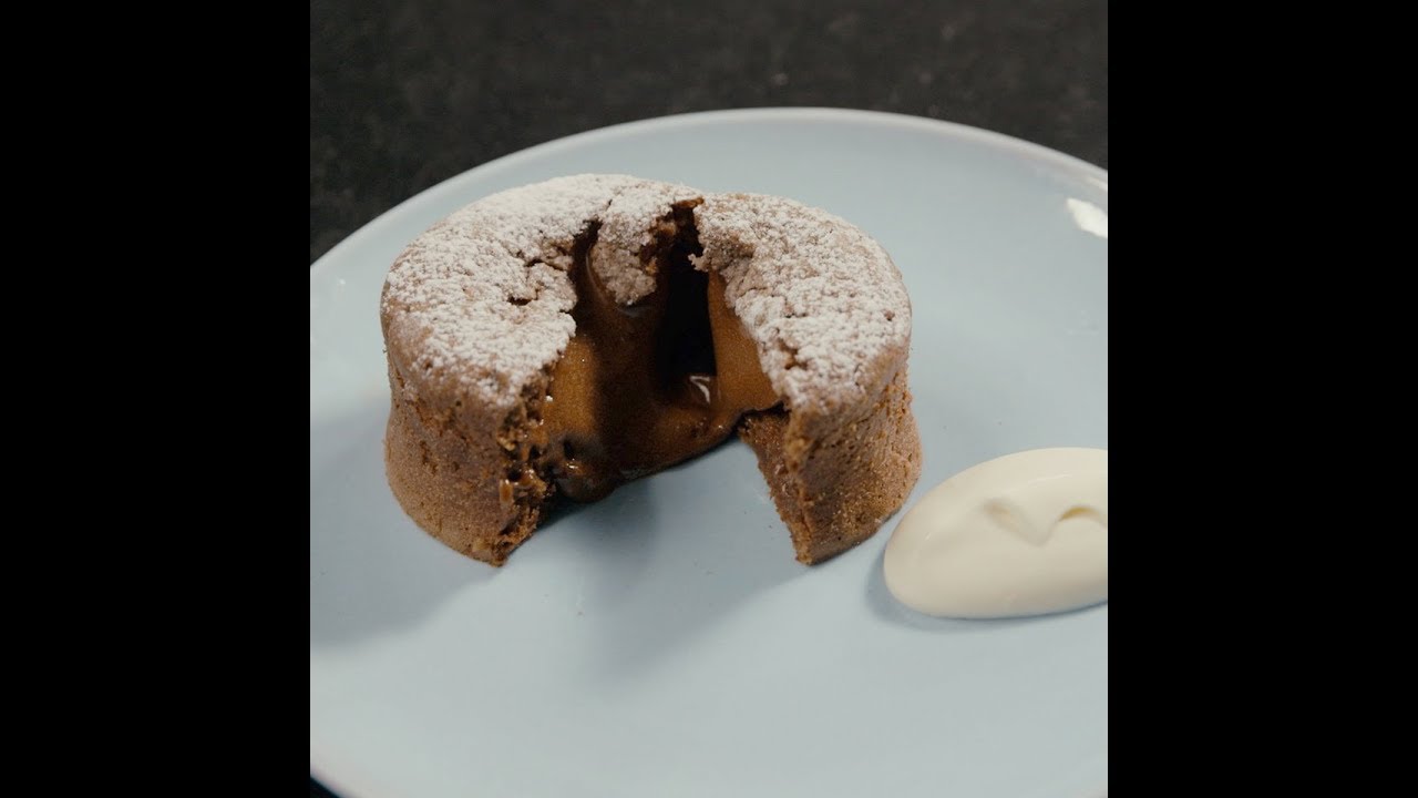 Rezept: Was für ein leckeres Dessert! Andreas Caminada backt Schokoküchlein.| GaultMillau Schweiz