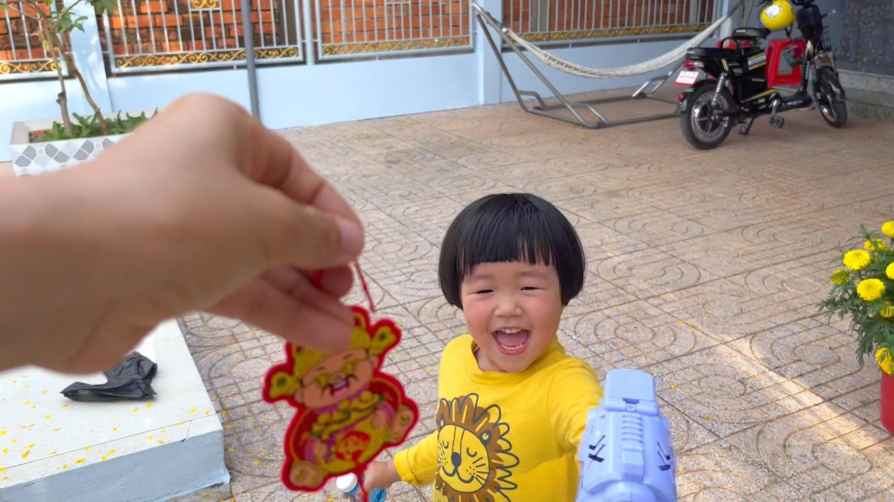 |933| Mới mua được cây súng bong bóng 3 Na rượt chỗ này nhảy chỗ kia banm bà ngoại