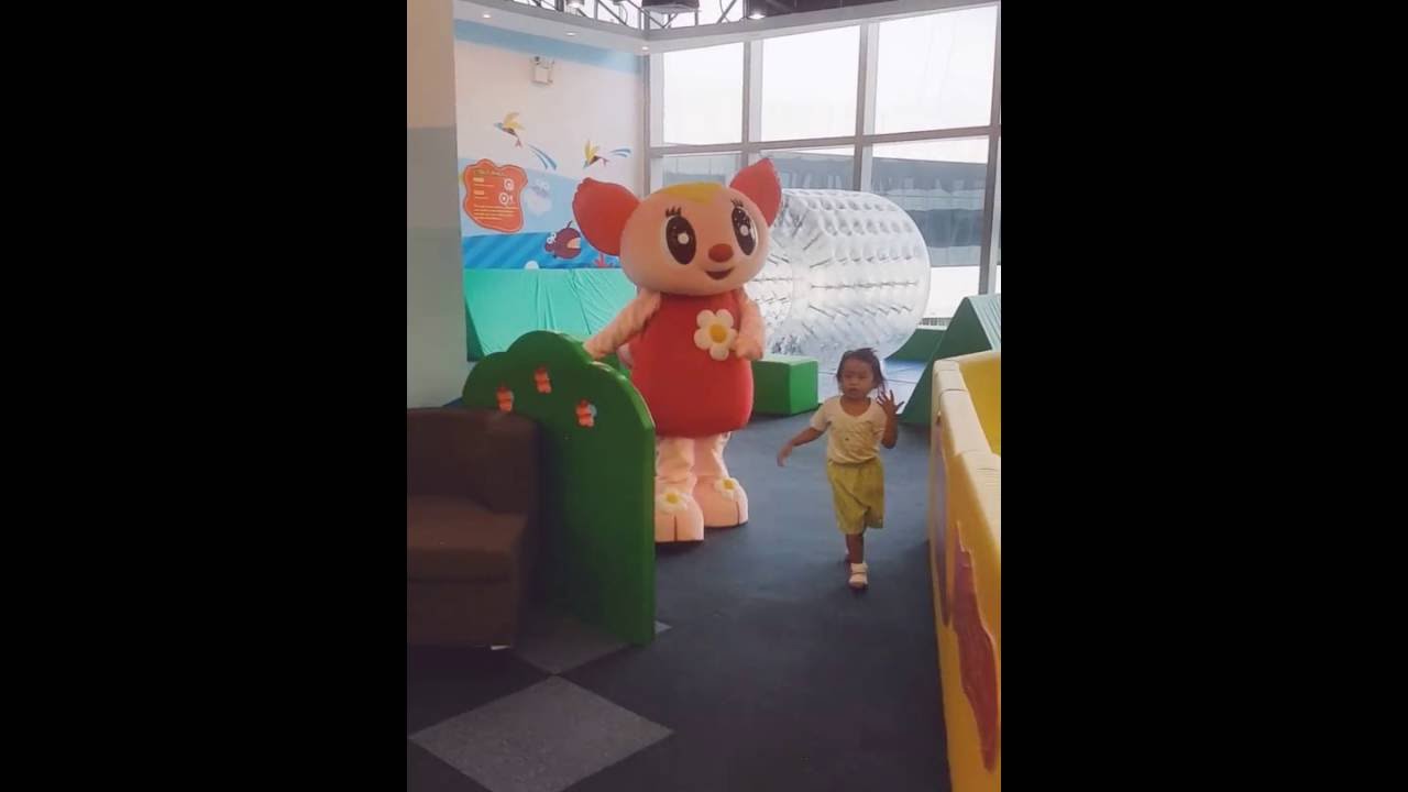 Aishi dances with Lala-chan.