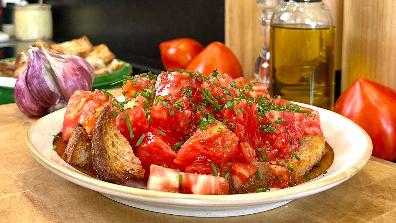 Salade de tomates aux croutons à l'ail maison