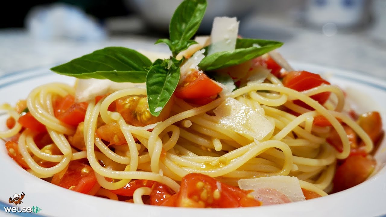 484 - Spaghetti estivi al pomodoro crudo..e poi ti spogli nudo! (pasta rinfrescante genuina leggera)