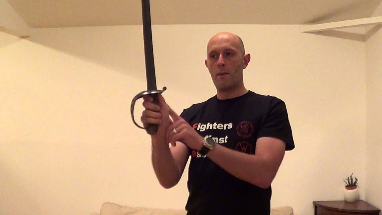 How to grip the military sabre in historical fencing