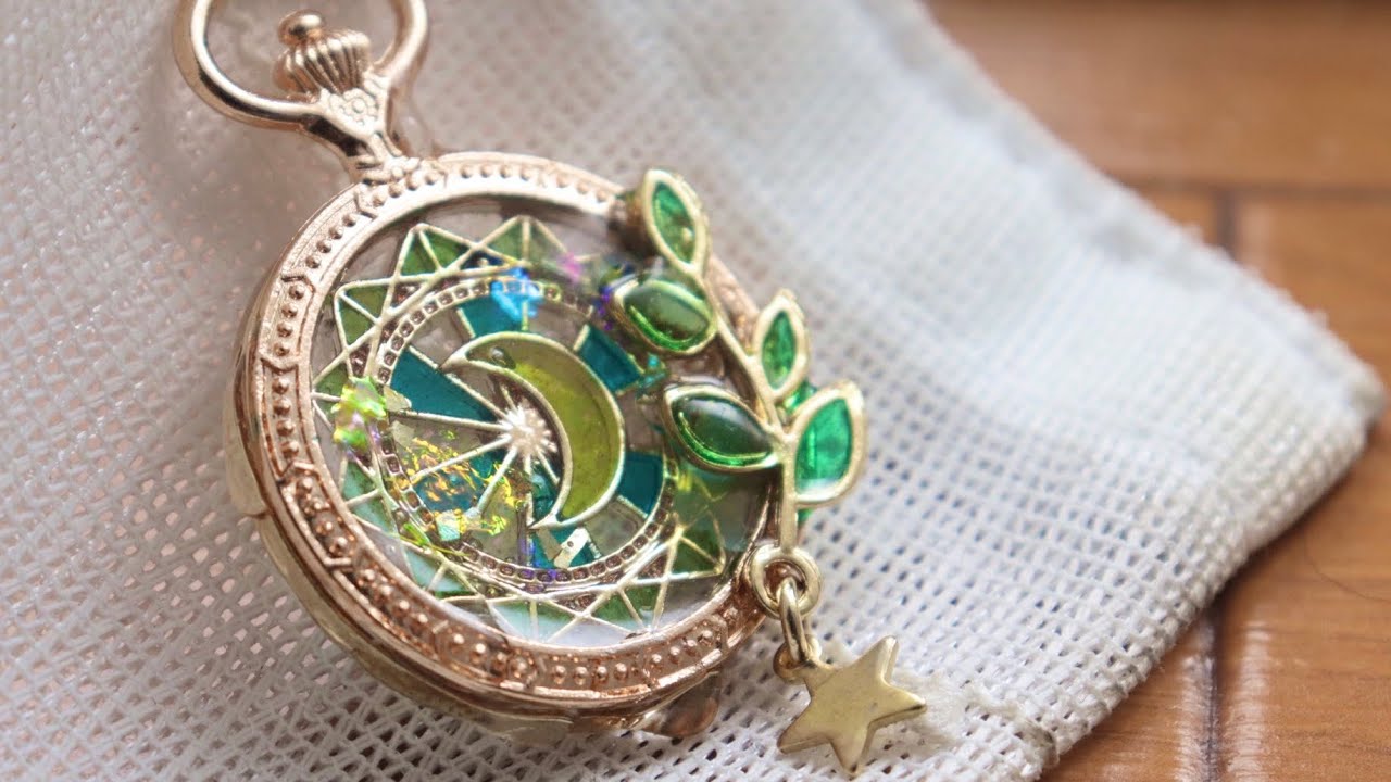 【UVレジン】ステンドグラスみたいな懐中時計のキーホルダー作ってみた