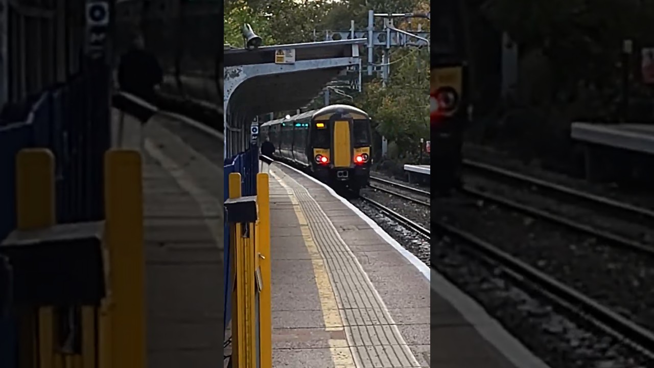GWR 387 passing Reading West