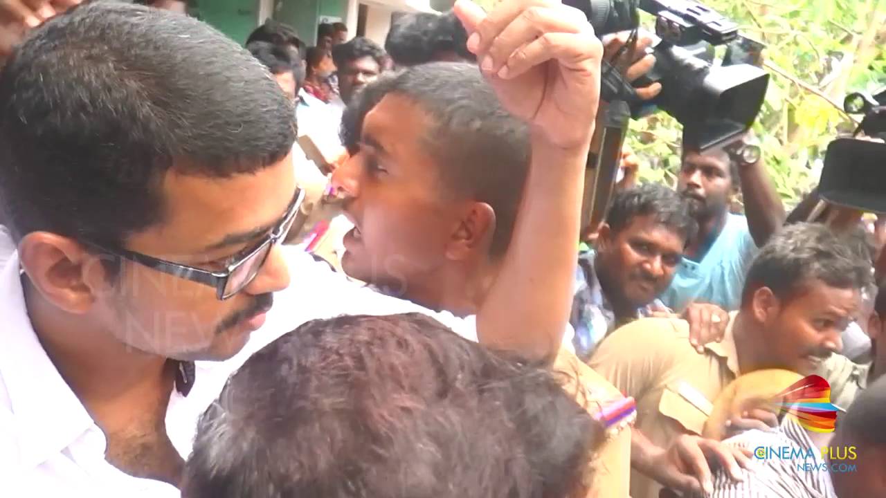 Ilaya thalapathy Vijay Votes & Gets Mobbed By A Huge Fan Crowd
