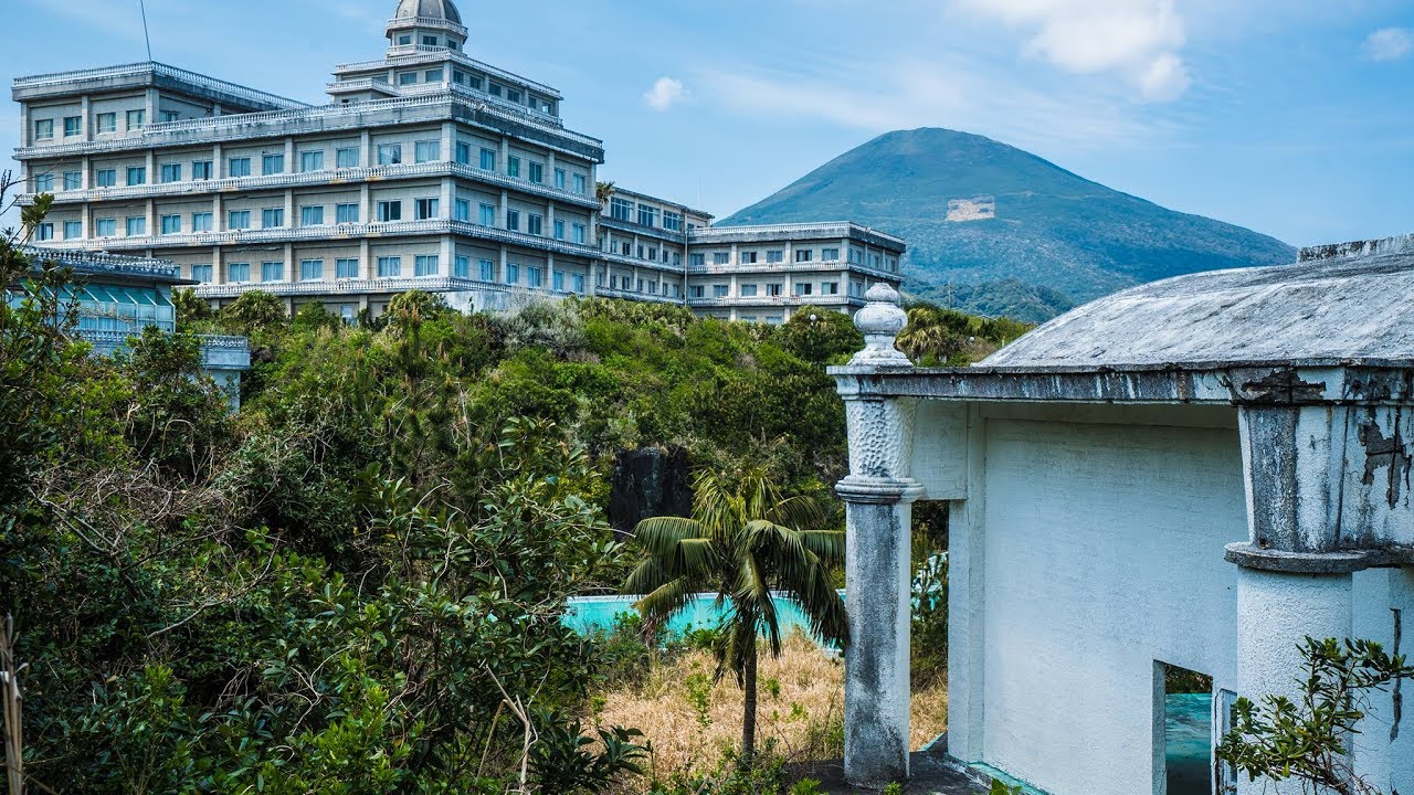 ABANDONED Royal Hotel - Built on a Volcano !