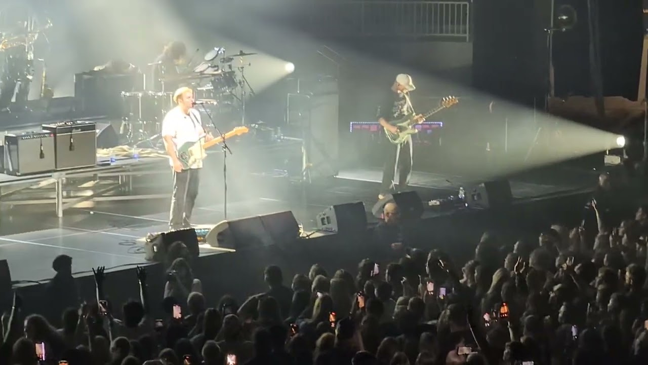 Sam Fender - Seventeen Going Under (live) - Toronto 10/3/25