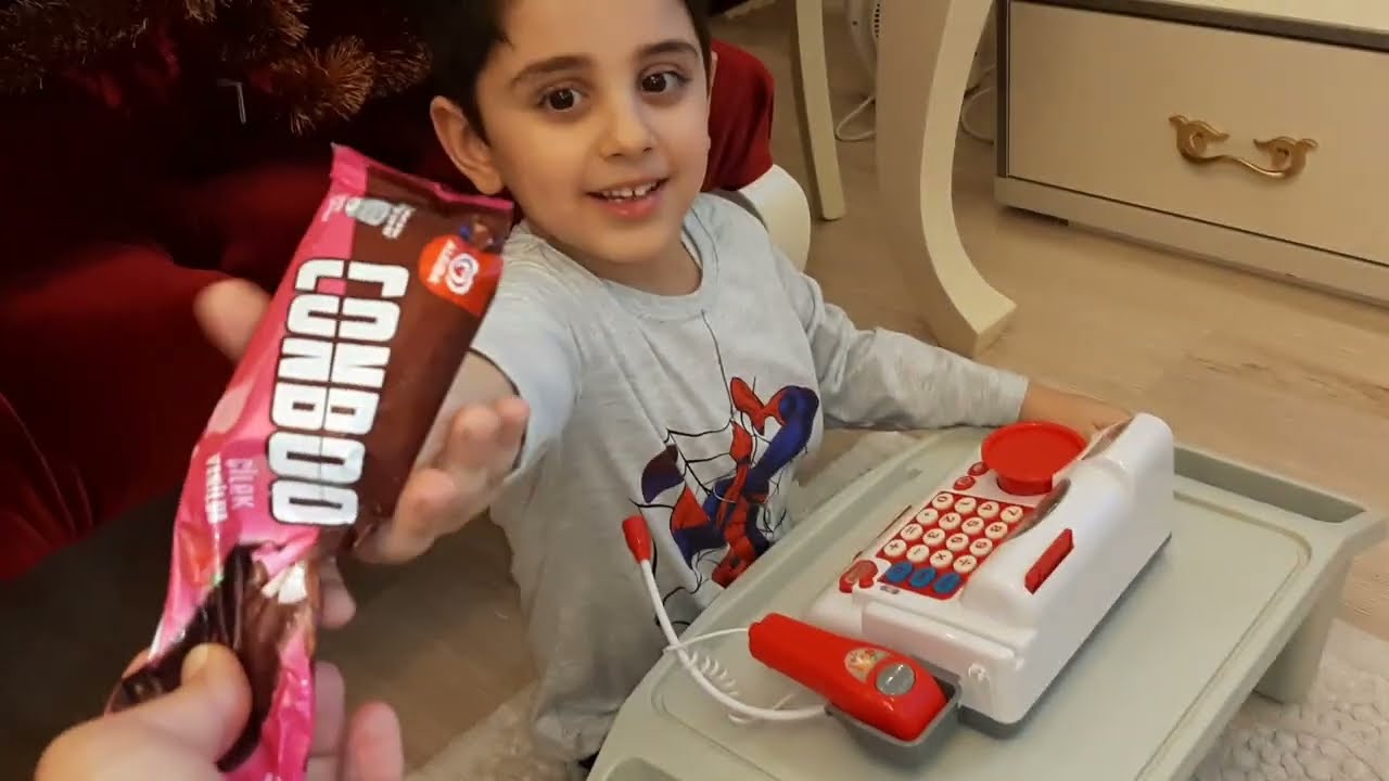 Efe dondurmacı oldu. Meyveli dondurmalar sattı.