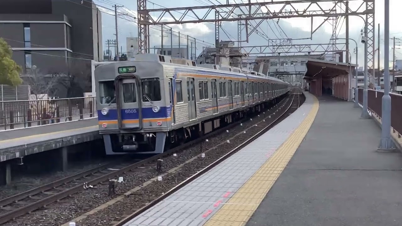南海浅香山駅、強風の中走る南海電車！