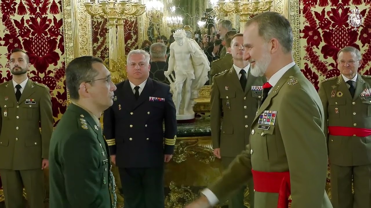 El Rey con los agregados de Defensa acreditados en España y Comisión de Representantes Españoles