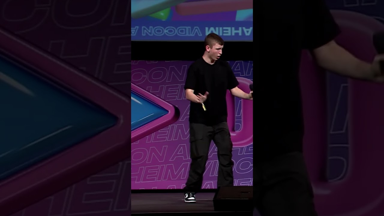 @jmancurly hit the griddy at vidcon 👀