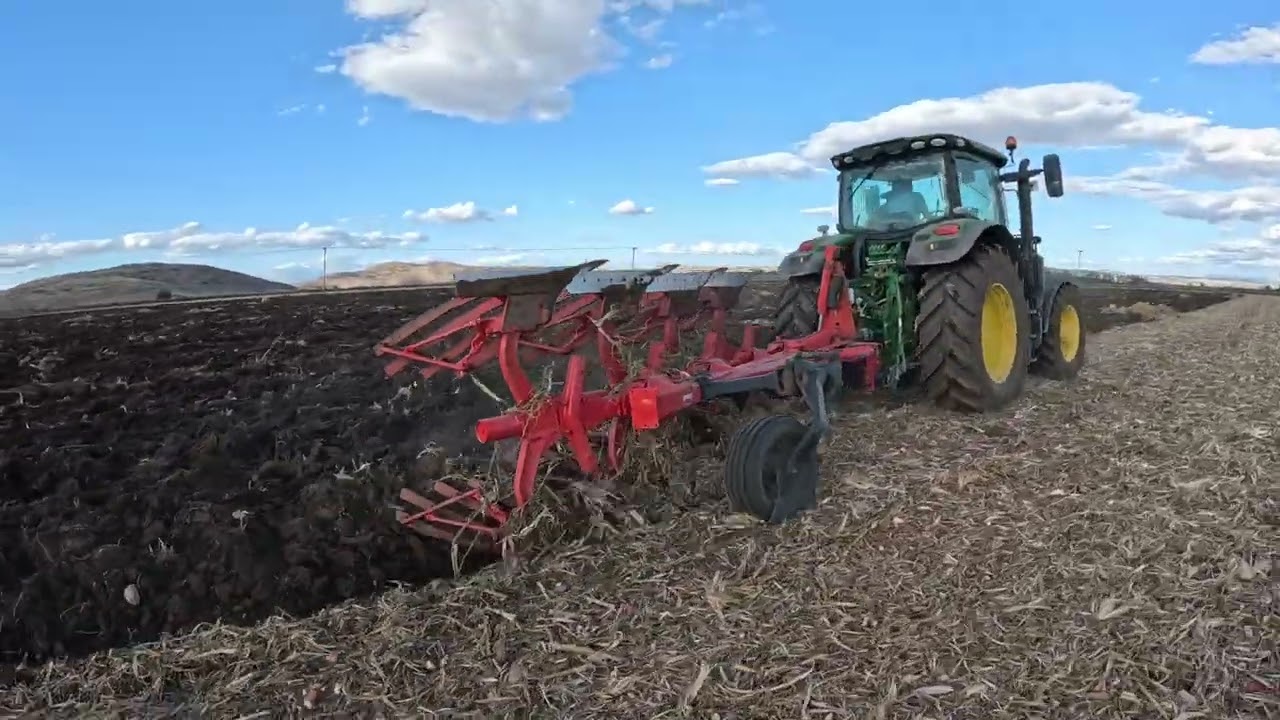JOHN DEERE 6155R δουλεύει με αλέτρι KUHN VARI-MASTER 123 