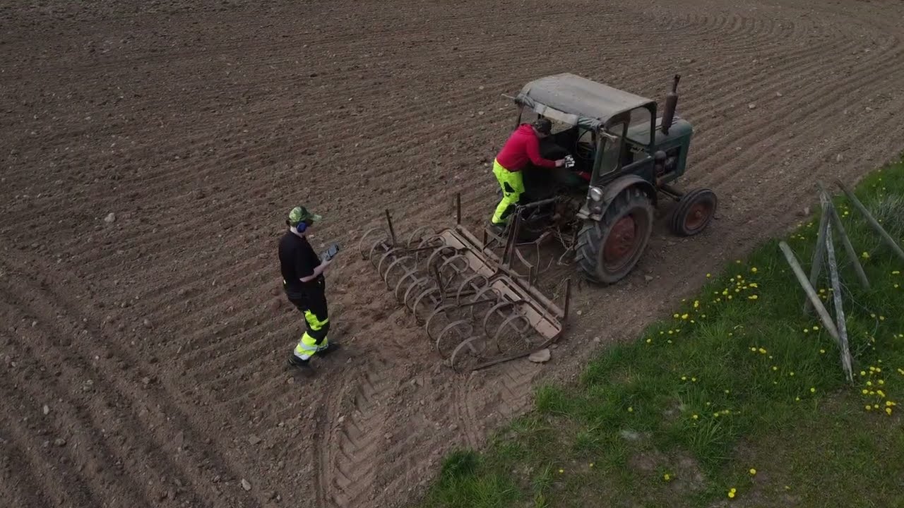 Harvar våren 2025 med Massey Ferguson 5445 med 5m Vamo harv och BM Victor 230.