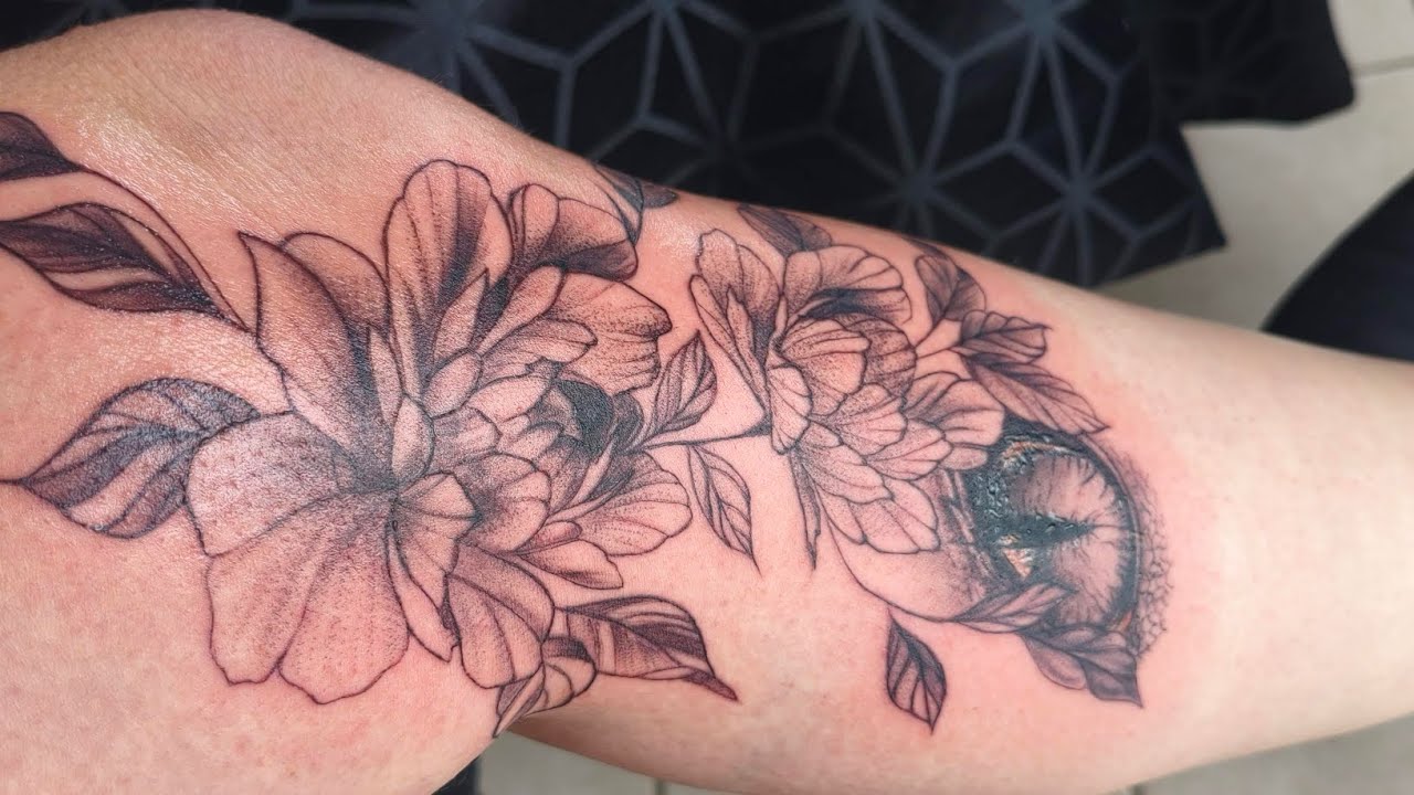 Timelapse oeil de dragon et pivoines..#blacktattoo #tattoo #pourtoi #draketattoo 