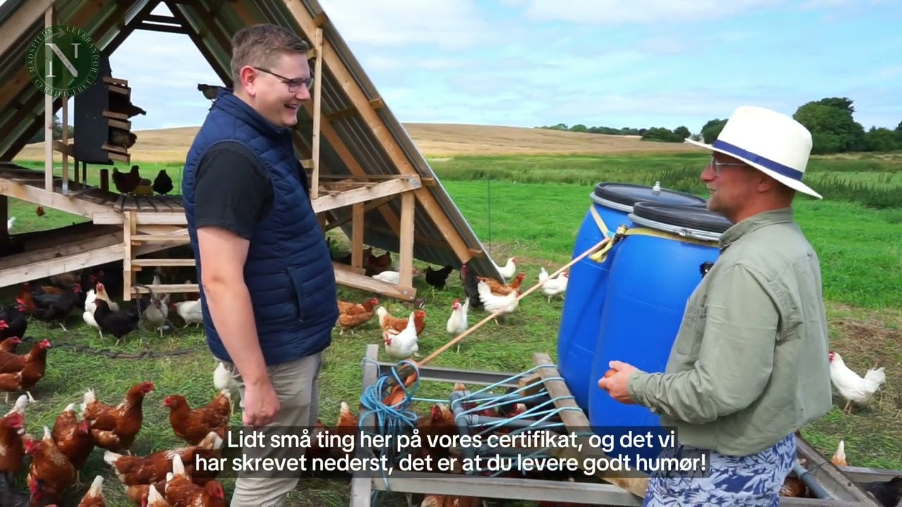Vi udlevere vores madspildscertifikat til Kasper der har 