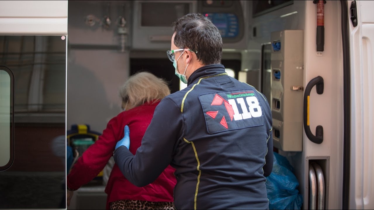 Paramedics transfer Qld aged care residents away from potential cluster