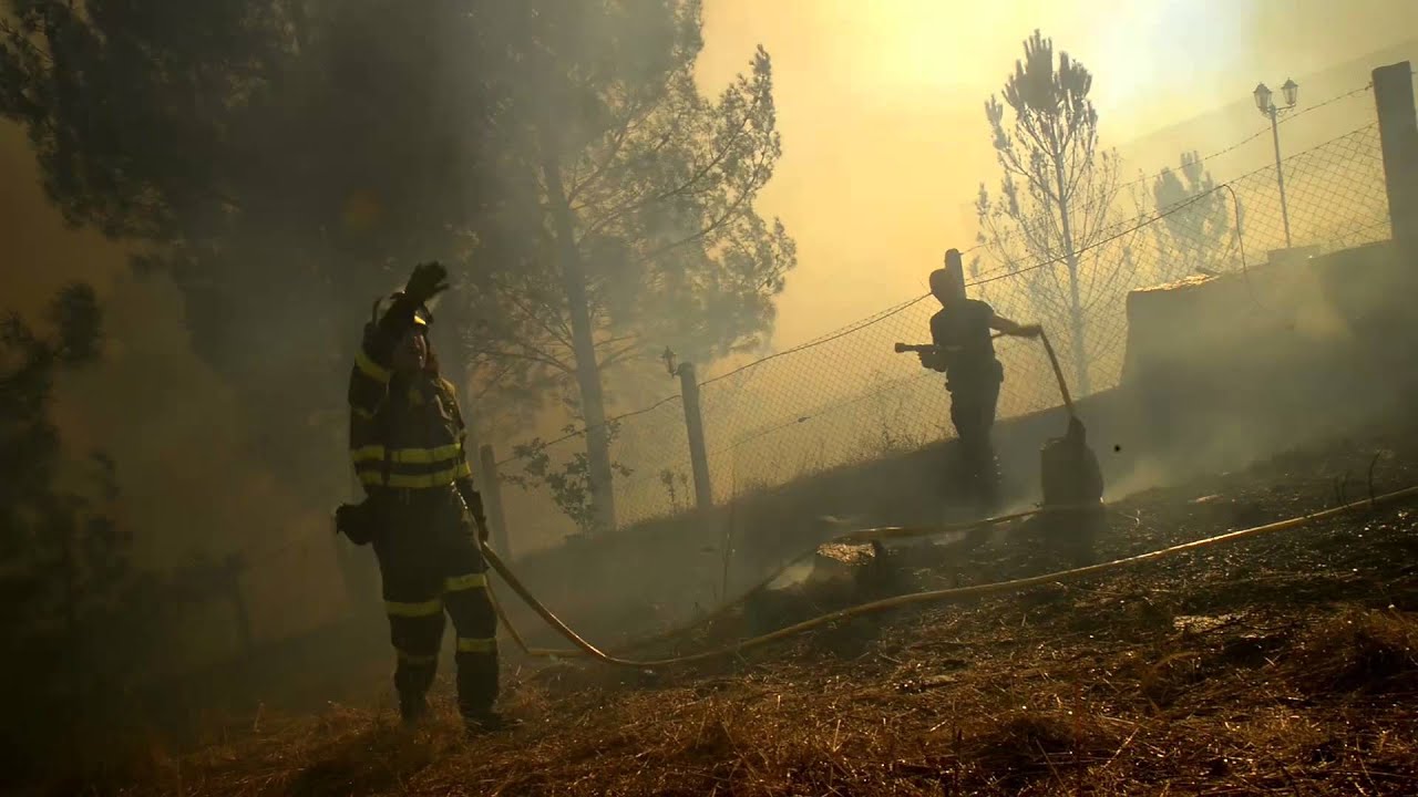 El fuego se acerca peligrosamente a las casas de Sabadelle (Ourense)