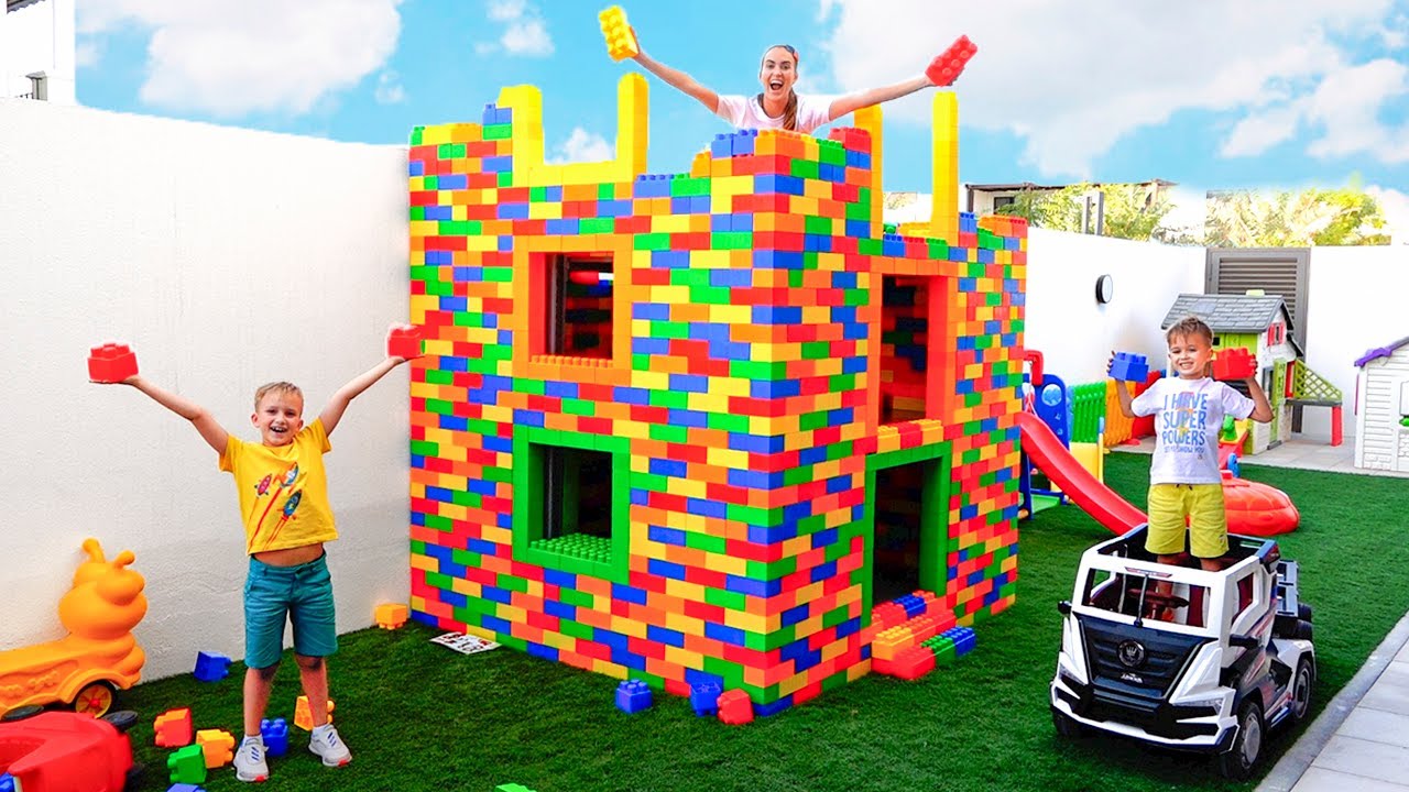 Vlad e Niki giocano con i mattoncini colorati e costruiscono una casa a tre livelli