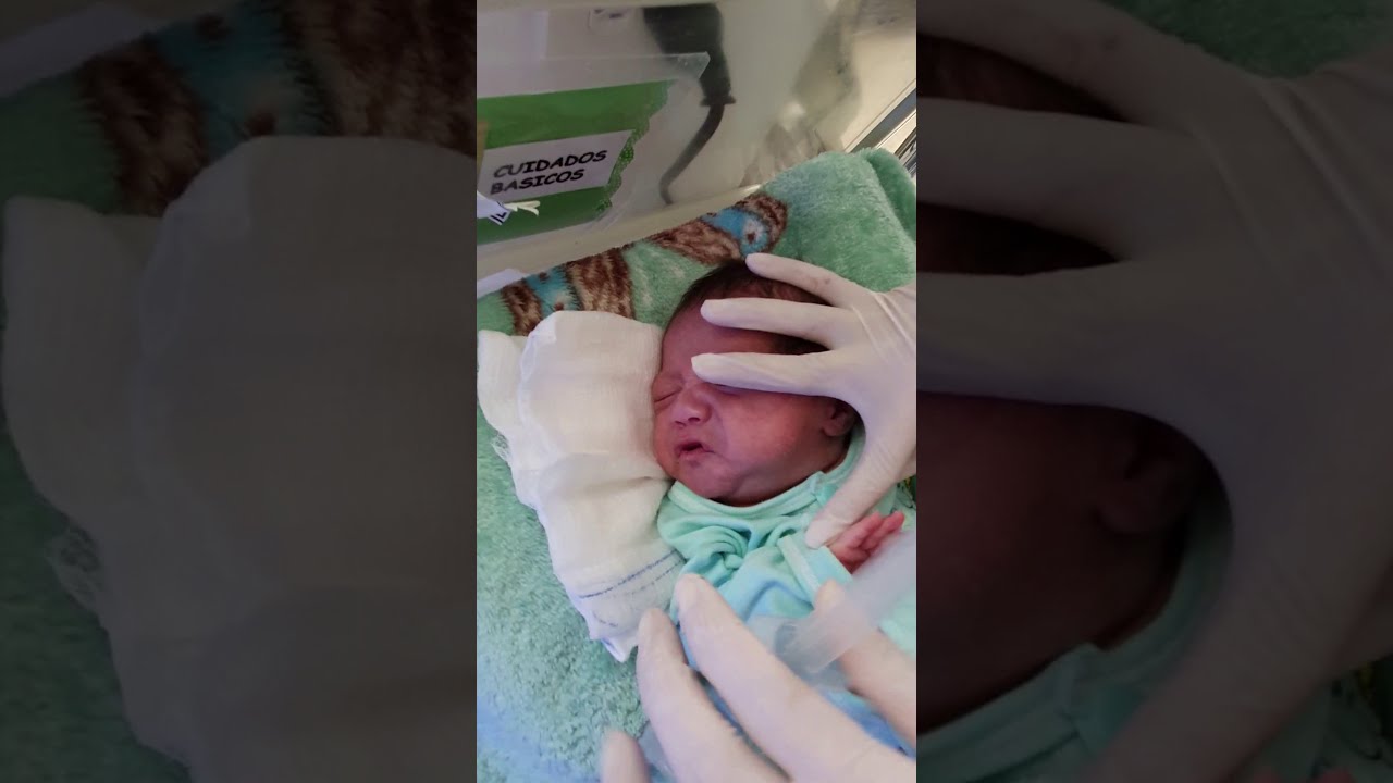 Lavado nasal en un bebé con solución salina