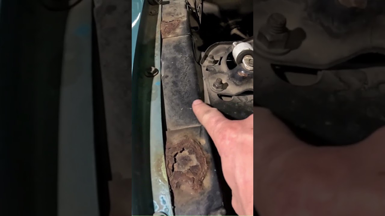 Вздутие ржавчины в области передней части крыла Mustang 67&ndash;68 годов выпуска.