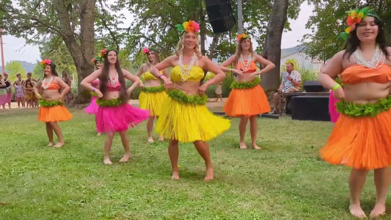 Hula Dancers