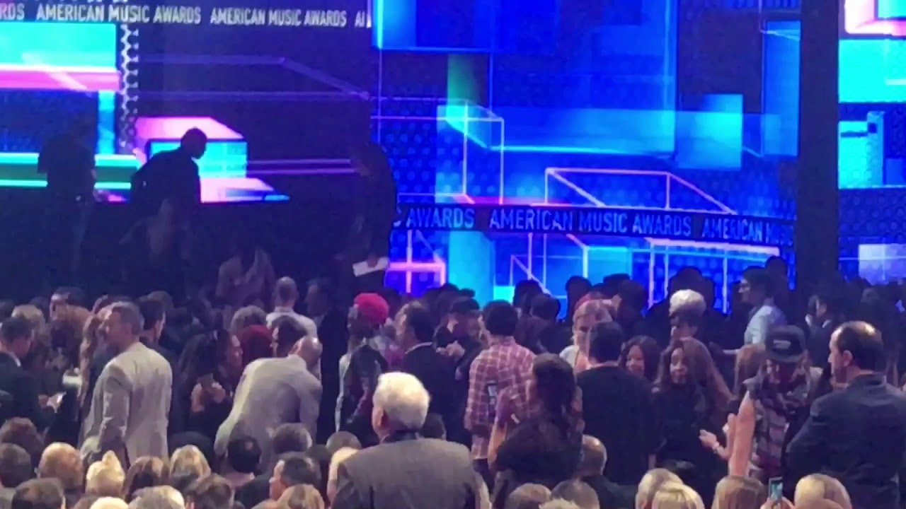111917 walking up to BTS at the AMAs! BTS says hi to us! + BTS reaction to fans screaming 2017