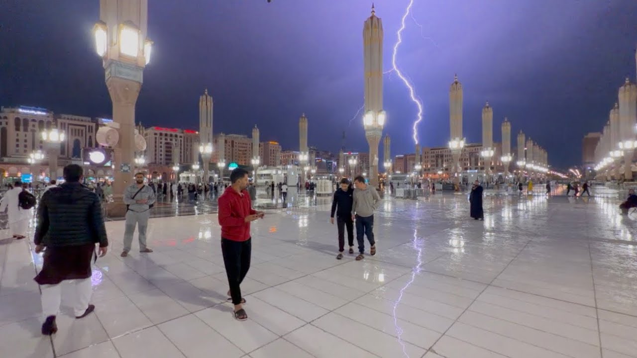 من ساحات المسجد النبوي اسمع قوة أصوات الرعود ومشاهد جميلة مع نزول الغيث الثلاثاء 18 جماد 2