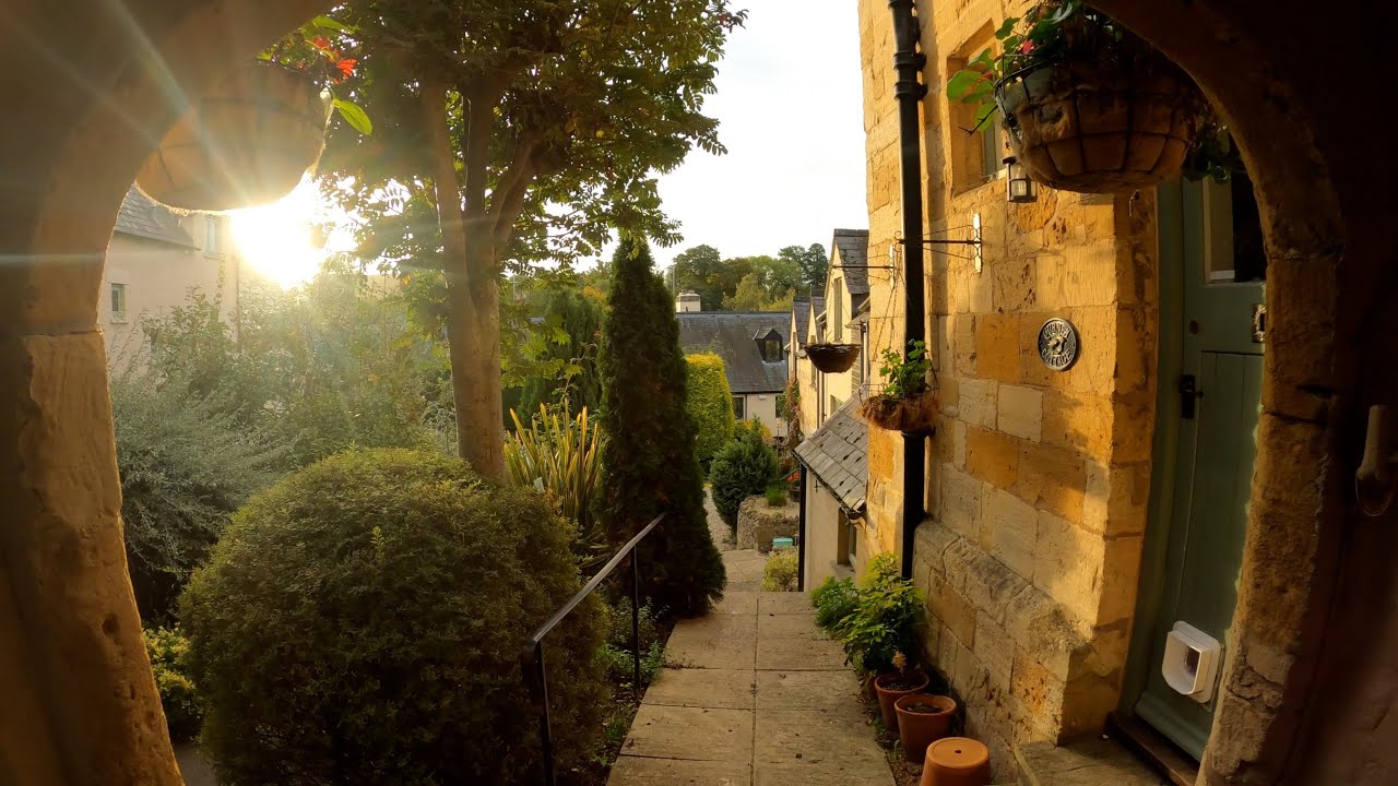 Peacefull morning walk in Winchcombe - Beautiful English village - old cemetery