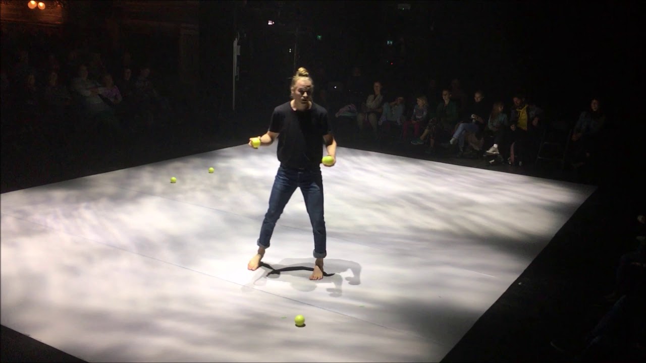 Ball juggling - Love Dahlin
