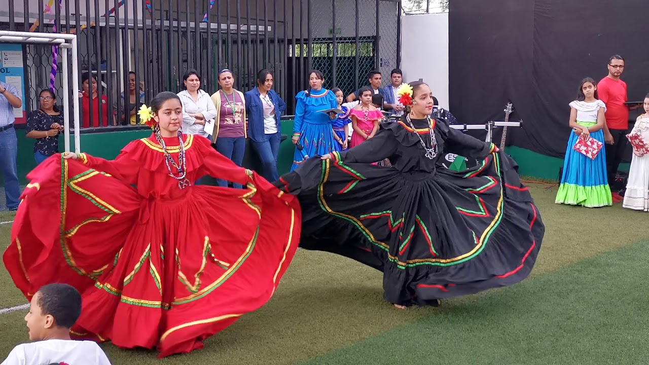 Bella es mi tierra. Grupo Folklórico de Nashville School