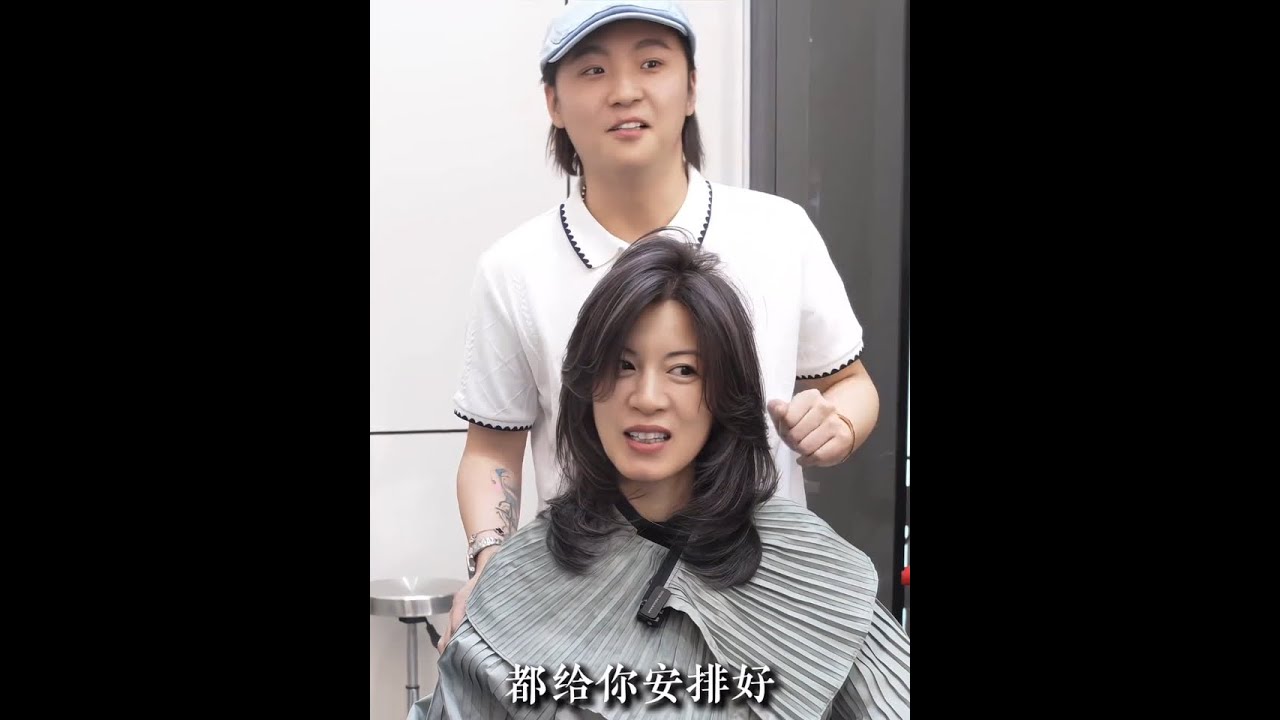 香港女明星神似“吴倩莲”带厚礼求改造说变美给10W！先按脸型剪了显嫩的胎毛碎发和显瘦八字刘海，再把后脑勺剪得蓬蓬的，头顶一剪立刻有了烫过的蓬松感。接着染了显白的光影发色，又做了护发让头发像绸缎一样顺。